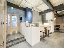 アースコアフュールボーテ 川越店(EARTH coiffure beaute)の雰囲気（受付から特別体験が始まる。心躍るサロン時間を。）